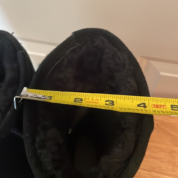 Ladies size 5 BearPaw black lined flat boot.  EUC - Picture 13 of 17